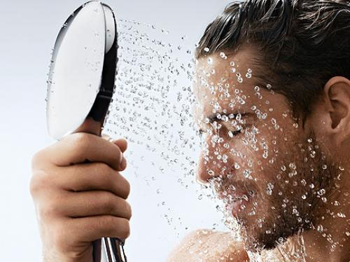 آیا می دانید چرا نباید صورت را در حمام شست؟