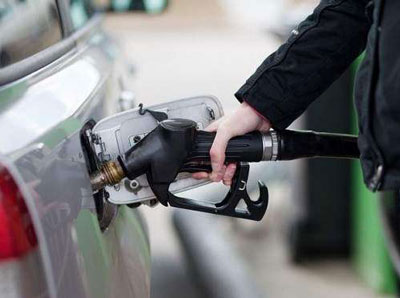 چرا بهتر است باک بنزین ماشین را کاملا پر نکنیم؟