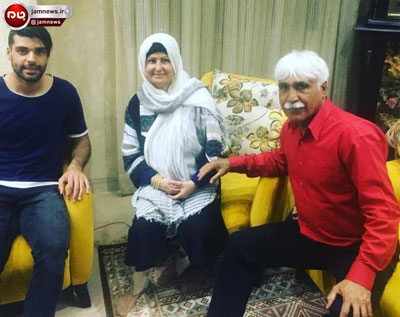 شب یلدای مهدی طارمی در کنار مربی سابق و همسرش!