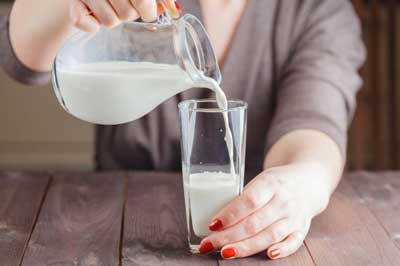 اگر شیر فاسد بنوشیم، چه اتفاقی برایمان می‌افتد؟