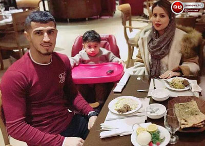 عکسی را که مشاهده می کنید از علی علیپور ستاره این روزهای تیم فوتبال پرسپولیس به همراه همسر و فرزندش در رستوران می باشد.