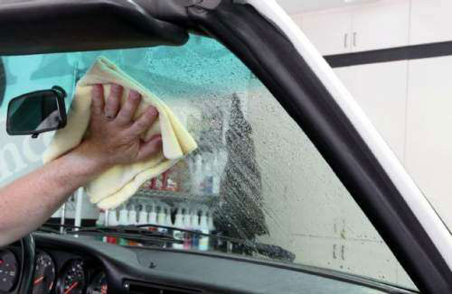 علت ایجاد لایه چربی و کثیفی بر روی شیشه خودرو چیست؟