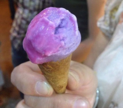 این بستنی هنگام خوردن تغییر رنگ می دهد!