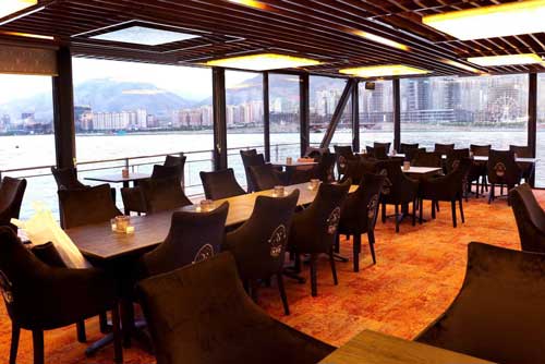 اولین کافه رستوران شناور تهران را ببینید!