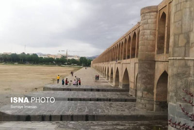 سی‌وسه پل اصفهان در زمین فرو می‌رود؟!