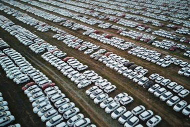 پارکینگ خودروهای صفر  در چین