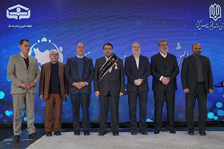 نشان افتخار و حمایل «حامی مدرسه‌سازی ایران» به مدیرعامل بانک ملی اهدا شد/ ساخت ۱۳۵ مدرسه در مناطق محروم کشور