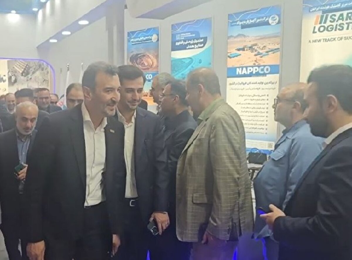 بازدید رئیس هیأت عامل ایمیدرو از غرفه چادرملو در نمایشگاه فولاد کیش