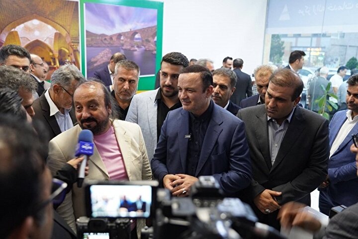 نخستین دفتر خدمات هوشمند مناطق آزاد در ارس افتتاح شد / اولین گردشگر خارجی کارت مناطق آزاد ایران را دریافت کرد