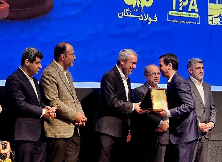 گواهی سپرده کالایی گندله چادرملو رونمایی شد اهدای لوح افتخار برترین‌های بورس کالا به مدیرعامل چادرملو