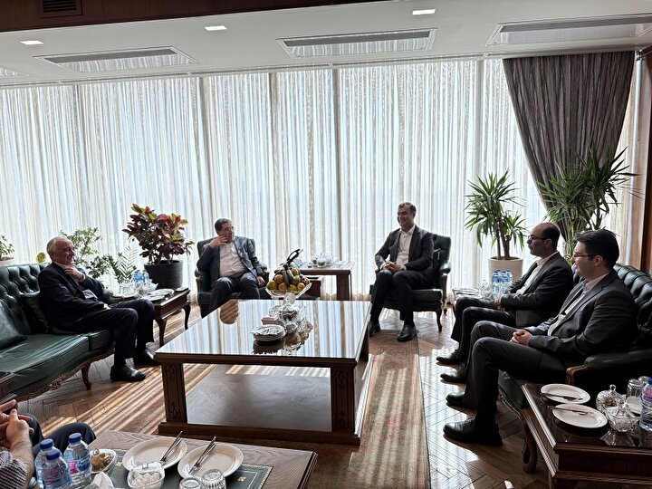 همکاری فرهنگی بیمه البرز و روزنامه دنیای اقتصاد با انتشار کتاب «سرانجام انسان طراز نوین»